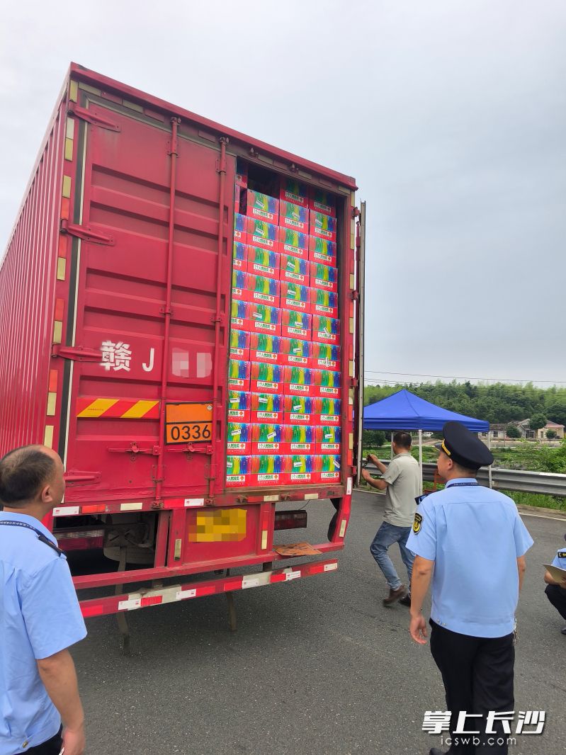 宁乡市交运局联合双江口镇人民政府，查获一辆大型厢式货车涉嫌违规运输1000箱烟花爆竹。 均为长沙晚报全媒体记者张禹、通讯员青百宇摄