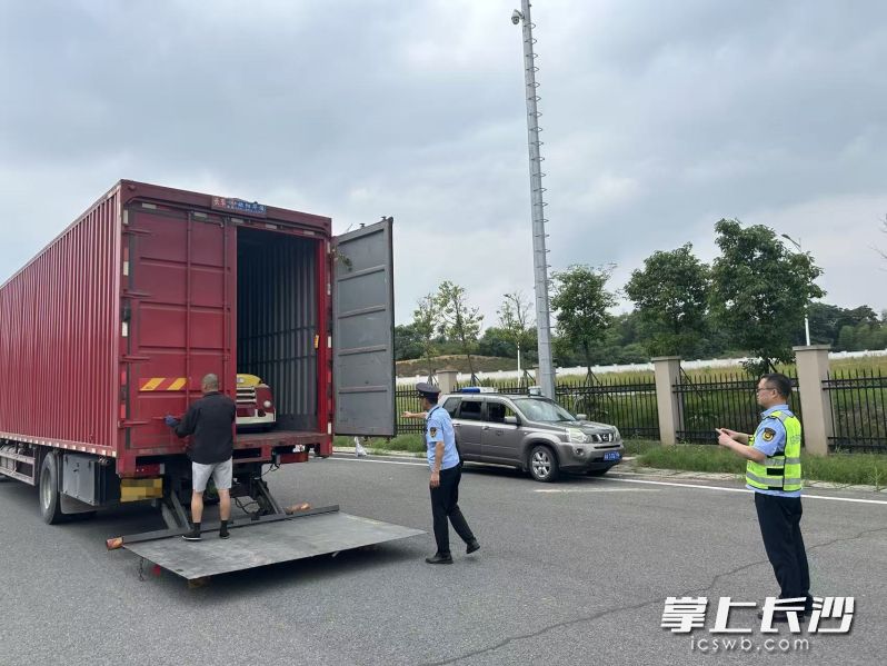 宁乡市交运局在各乡镇进出要道、高速出入口、国省道市（县区）界科学布点设卡，累计设立检查点38个。