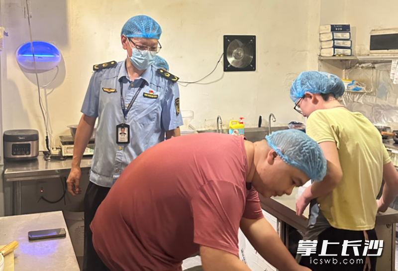 执法人员带队在现场检查。