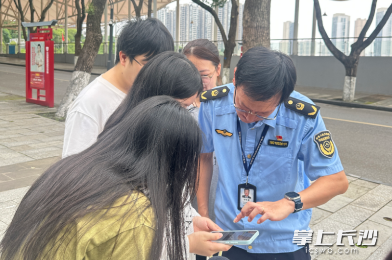 近日，雨花区市场监督管理局组织开展网络餐饮“你点我查”专项行动。 均为通讯员 符亚梅 摄