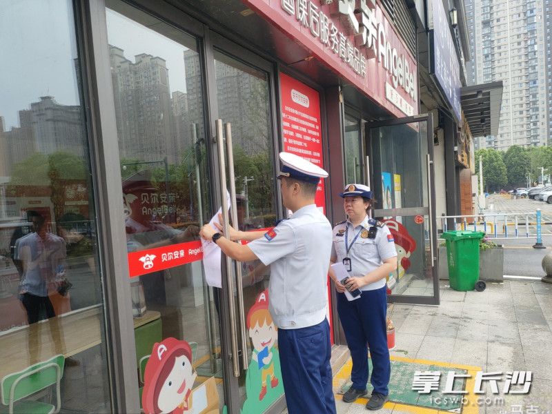 防火监督员在依法查封该托管机构。 长沙晚报通讯员 王磊 摄