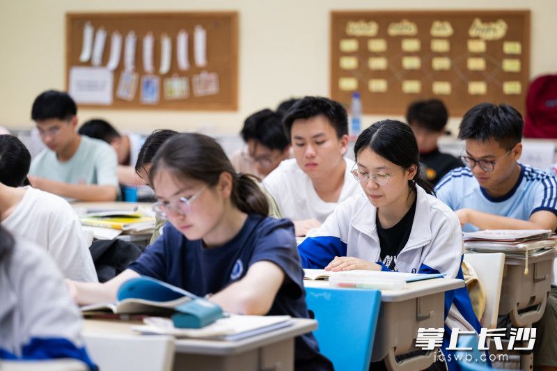 高三考生在复习。