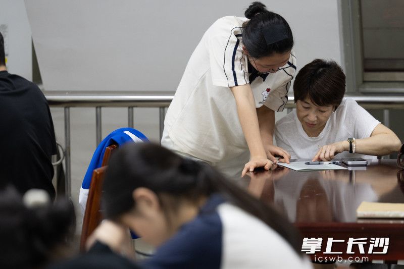 任课老师给学生们答疑。