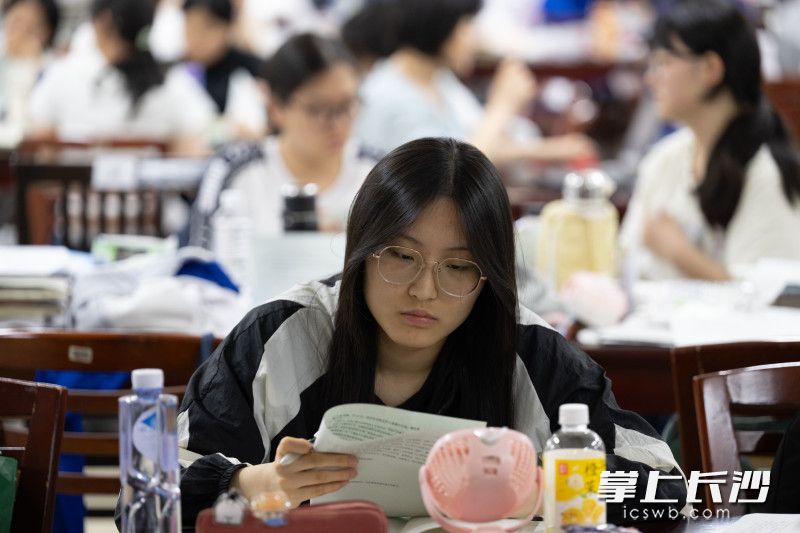 高三考生在复习。
