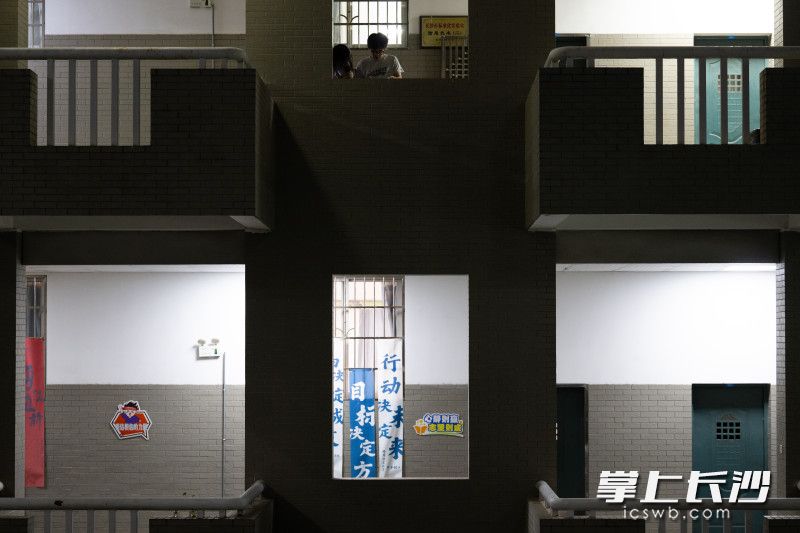 夜间复习备考。