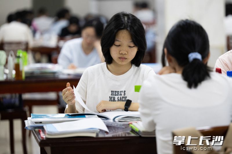 5月28日，长沙周南中学。因即将到来的模拟考试，教室被调整为考试时状态。学校开放了图书馆、兴趣楼等处自习室，方便高三考生复习。