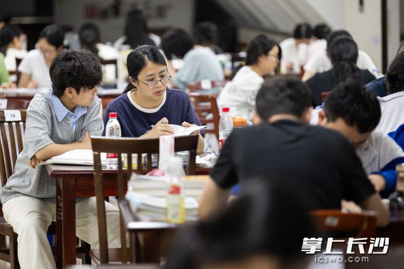 学生潜心复习，各科教师全程值守陪伴。