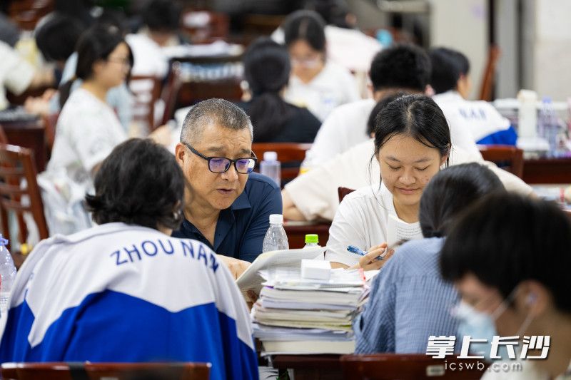 任课老师给学生们答疑。