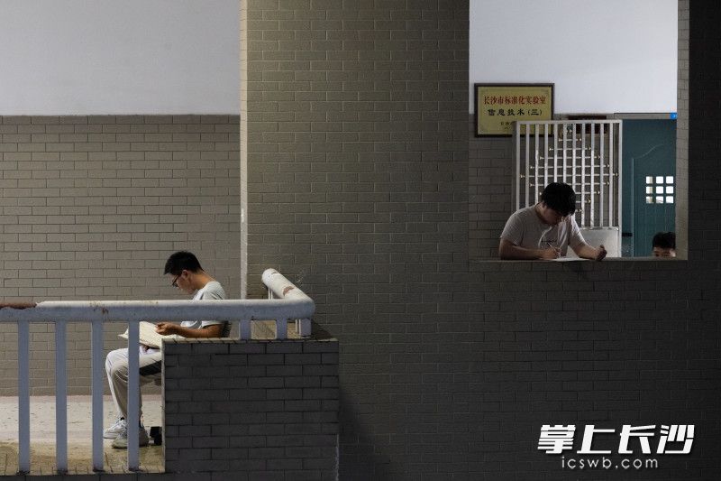 晚自习现场。