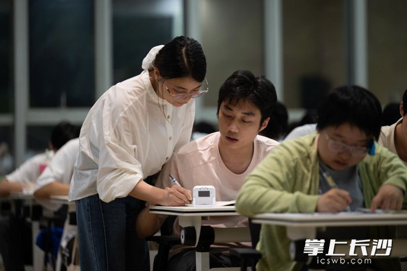 5月28日晚，长沙周南中学图书馆、信息楼、艺术楼等区域作为临时自习室，学生们伏案刷题、潜心复习，各科教师全程值守陪伴。 均为长沙晚报全媒体记者黄启晴摄