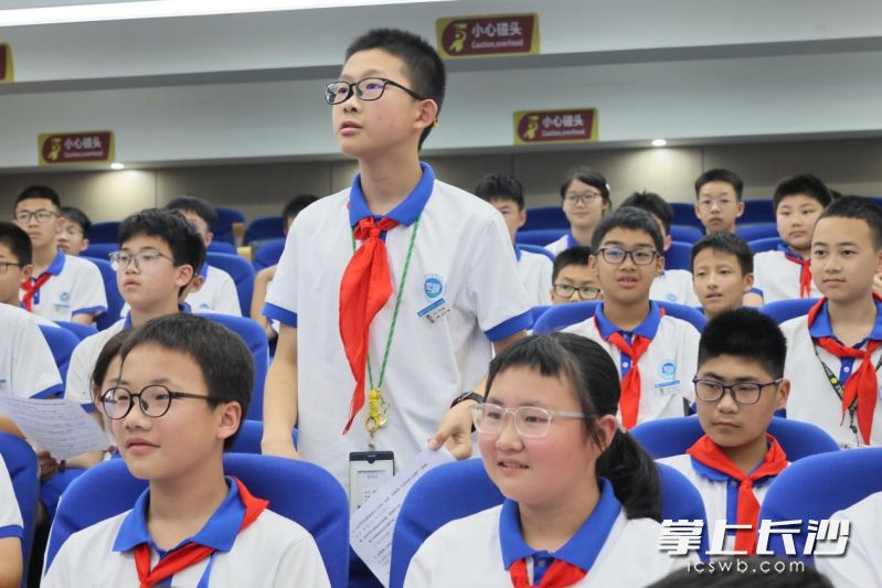 学生们踊跃地跟专家互动。
