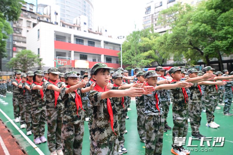 全体学生身着迷彩服整齐列队、有序入场，身姿挺拔、精神抖擞，言行文明、举止有礼，优良的精神风貌获得现场来宾的一致称赞。