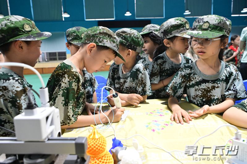 同学们踊跃参与、动手实操，在趣味探索中近距离感受科技魅力、启迪创新思维。