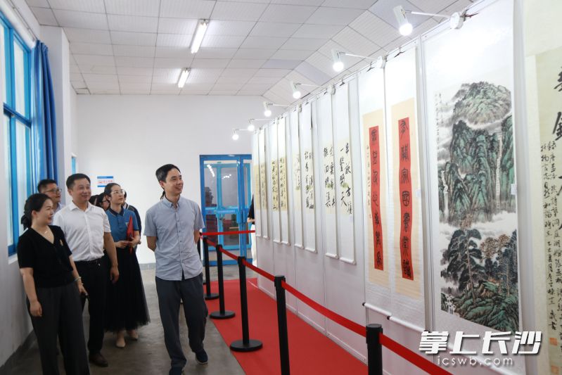 昨日“十载临池·三好砺行”詹之栋书画作品汇报展在校园内启幕，学校为这位年仅十余岁的初一学子，量身打造了一场专属个人书画盛宴。长沙晚报通讯员 徐科 摄