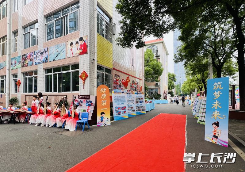 今日上午芙蓉区东郡小学开启“教联体新启航，全员争章玩转健康”六一主题庆典暨“健康学校”主题教育展示活动，学校民乐队奏曲欢迎入校嘉宾。长沙晚报通讯员 张丽红 摄