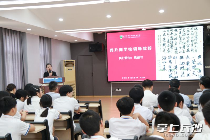 学校执行校长姚丽君表示，本次学生个人书画展，是学校坚守五育并举、深耕美育育人的鲜活实践。