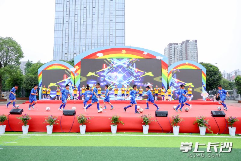 各年级学子轮番登台，用精彩节目演绎青春活力，绽放独特光彩。