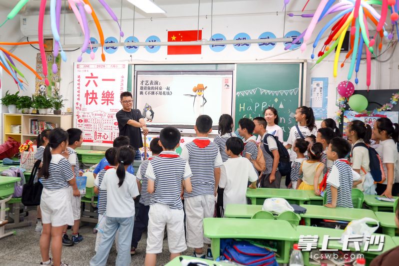 全校41间教室同步开启“健康护照”全员争章活动。