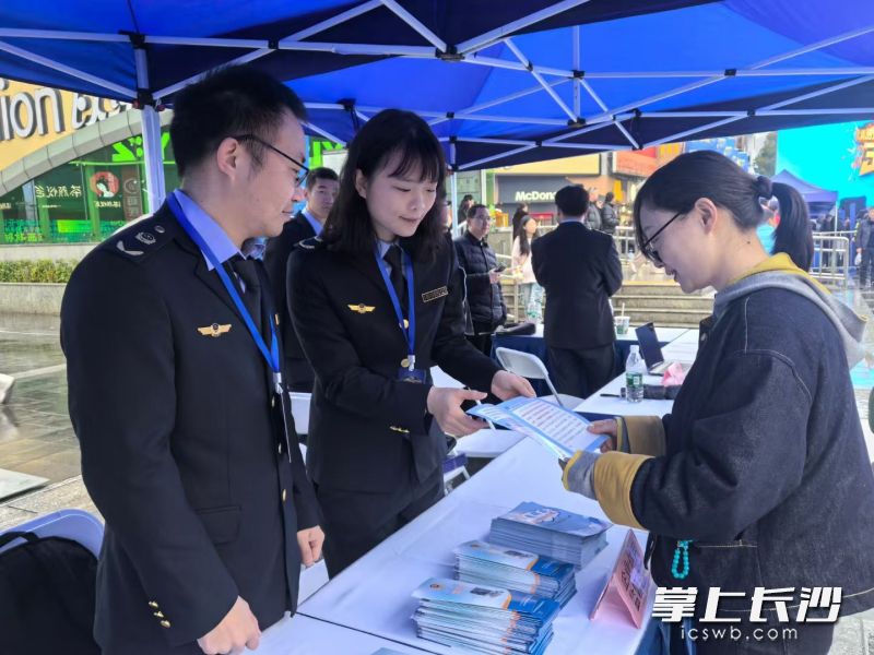 长沙市市场监管局在重点商圈开展年报报送的宣传。 长沙晚报通讯员 张蓉 供图