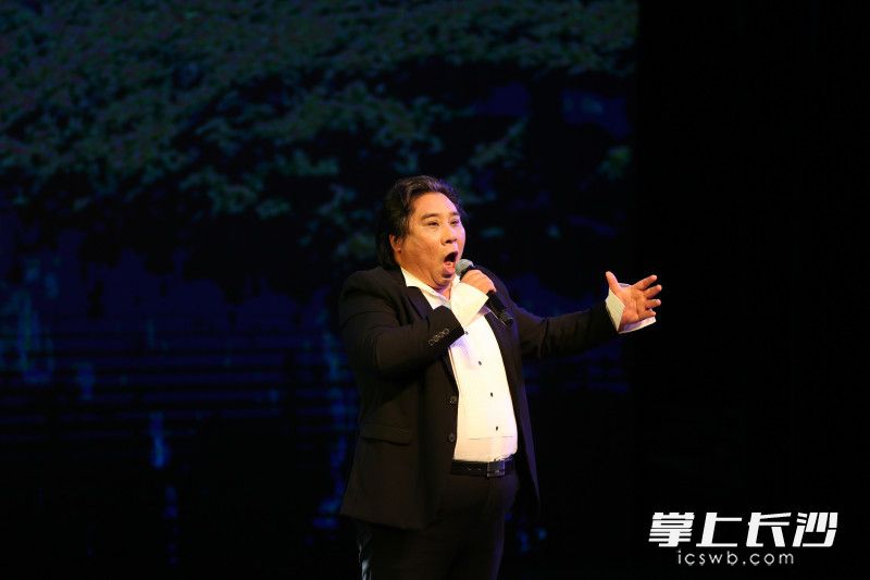 男中音杨洪铭演唱。 男中音杨洪铭演唱。
