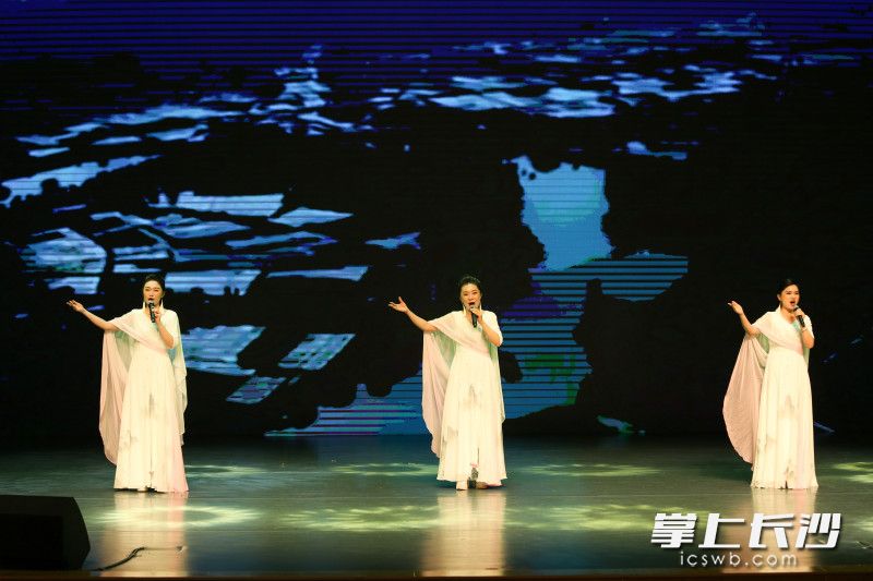 女声三重唱。 女声三重唱。