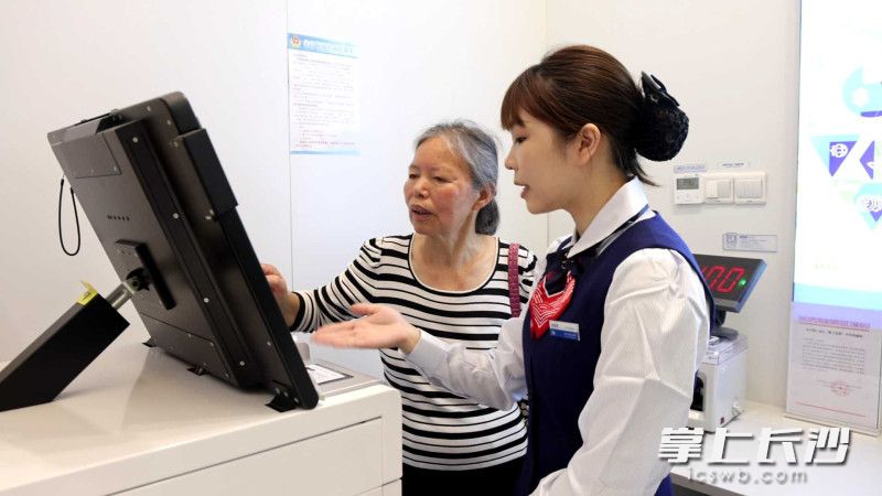 该网点设立社保便民服务专区,可办理各类社保业务。均为通讯员供图 该网点设立社保便民服务专区,可办理各类社保业务。均为通讯员供图