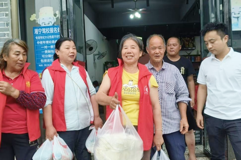 宁乡道林社区黄一刀汤包店老板给志愿者送来汤包。