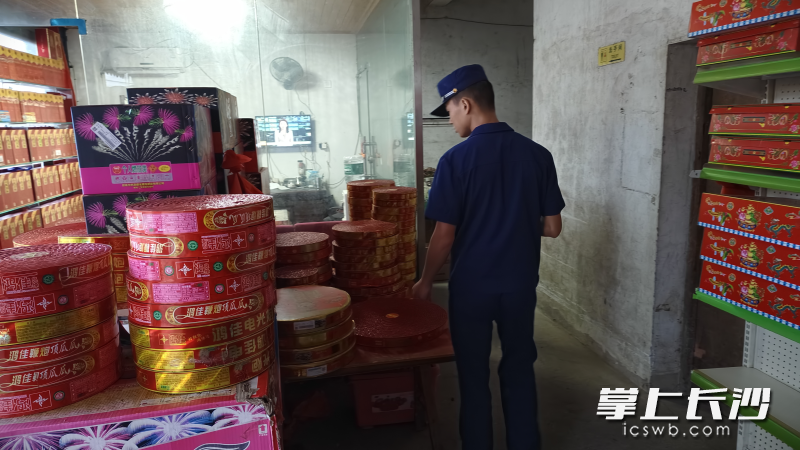 消防监督员在爆竹店进行夜查。 长沙晚报通讯员 谢吉峰 摄