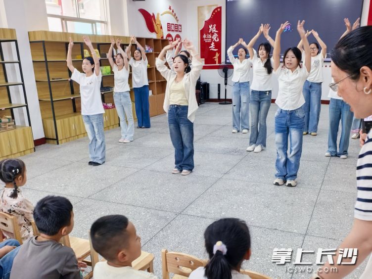 大学生志愿者化身“安全老师”，以生动语言和动作讲解安全知识。均为长沙晚报全媒体记者 张禹 摄