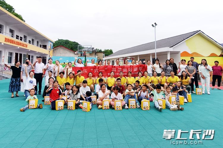 随着校村共建成立“沐苗之家”家庭教育服务站，大学生志愿者们将定期来村开展活动。