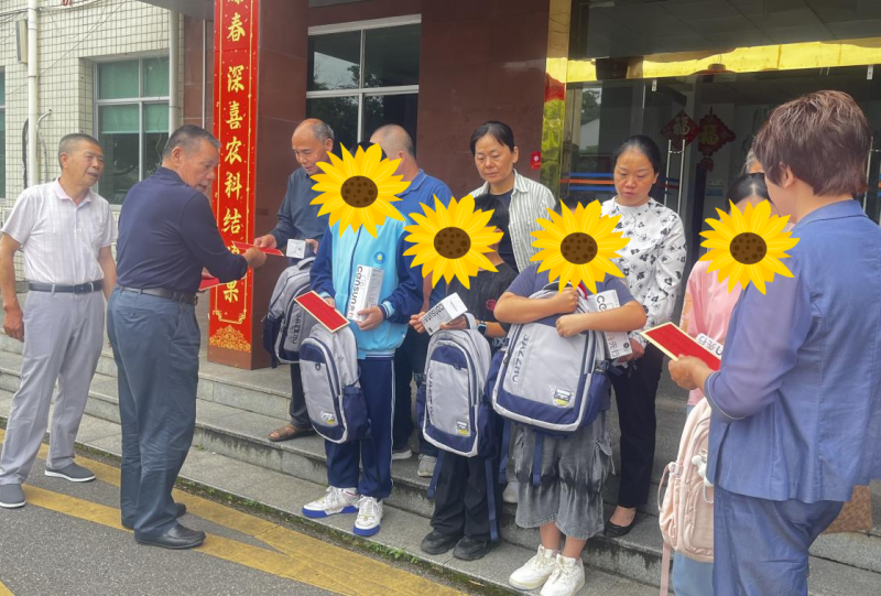 长沙县关工委开展“倾情润童心 同乐庆‘六一’”困境儿童慰问活动。通讯员供图
