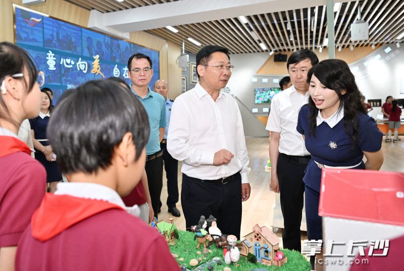 5月29日，市委副书记、市长陈博彰前往天心区仰天湖实验学校走访慰问，看望少年儿童并检查校园食品安全工作。 长沙晚报全媒体记者 王志伟 摄