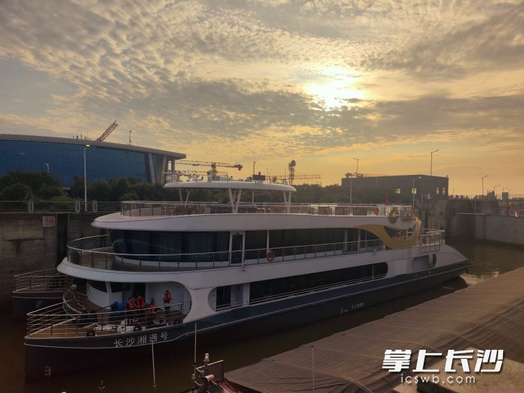 5月30日，新能源混合动力观光客轮“长沙湘遇号”顺利通过湘江长沙综合枢纽船闸。 均为通讯员供图