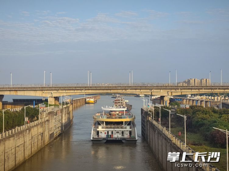 该船具备低碳节能、运行平稳、舒适度高的特点，可为游客提供安全优质的水上游览体验。