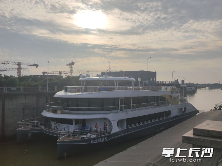 长沙市湘江综合枢纽工程办公室全力保障船舶顺利过闸。