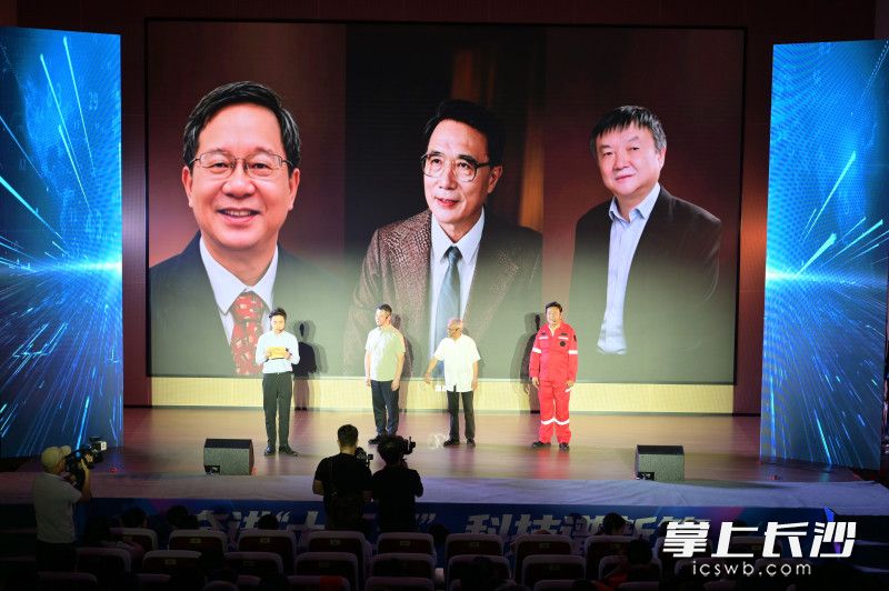 《穿越时空的对话》科学家故事舞台剧。均为长沙晚报通讯员 肖欣磊 供图