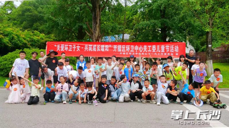 “橙宝贝”享受难得的和父母游园过节的幸福时光。 均为长沙晚报通讯员袁佳乐摄