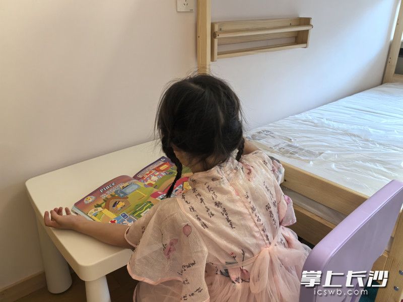 5岁半的妹妹在自己的书桌看绘本。