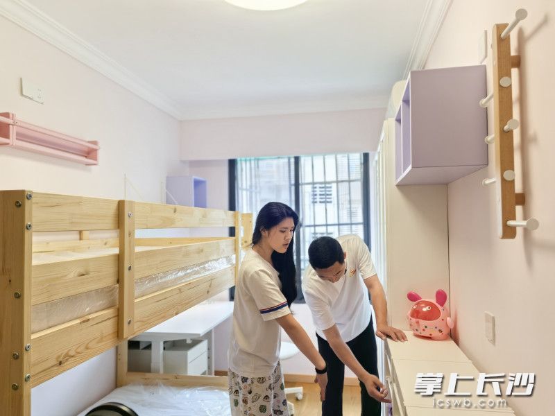 鸣鸣很忙优选宜家提供定制化家具，整体采用白色简约风格。