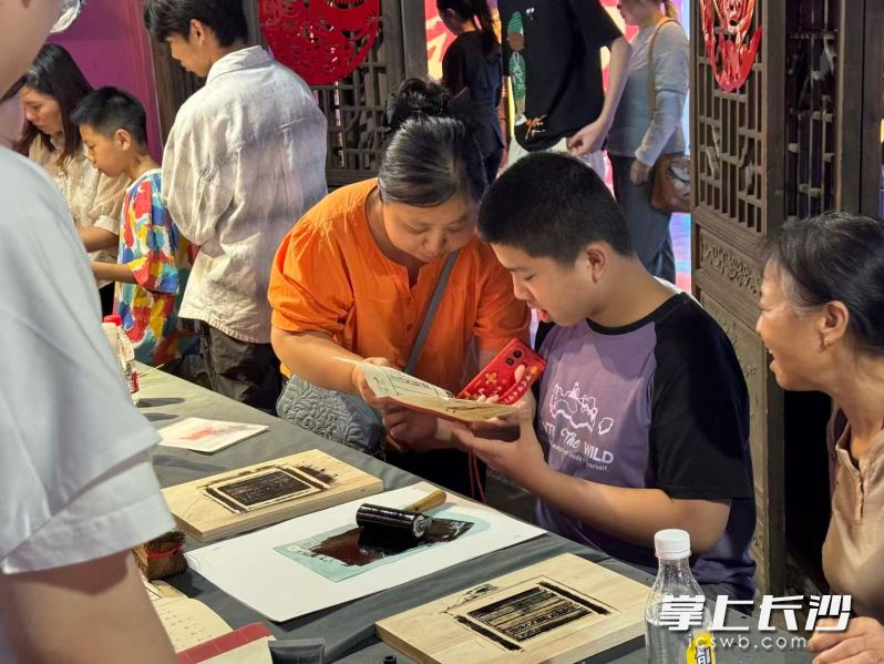 长沙非遗馆二楼传习区免费开放多个特色非遗体验项目。