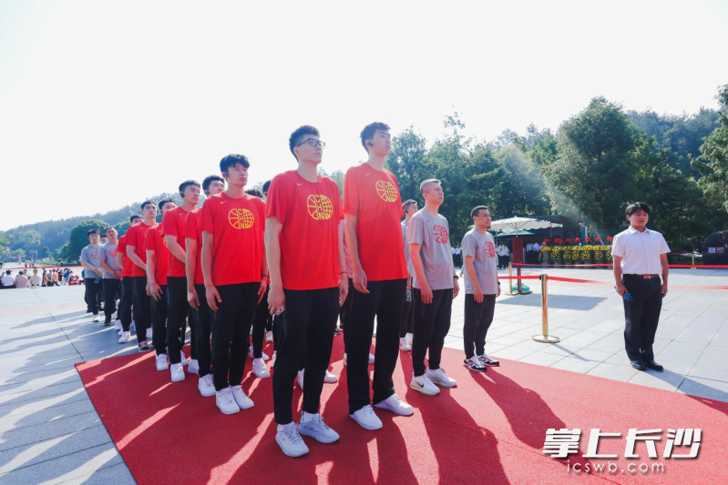 在毛泽东同志铜像广场，中国男篮全体成员庄严肃立。