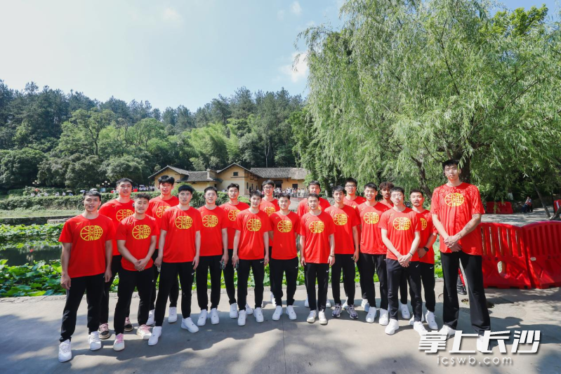 全队在毛泽东同志故居前合影。