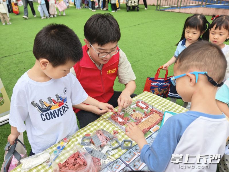 中建五局超英志愿者陪伴孩子们提前欢度六一儿童节。 通讯员供图