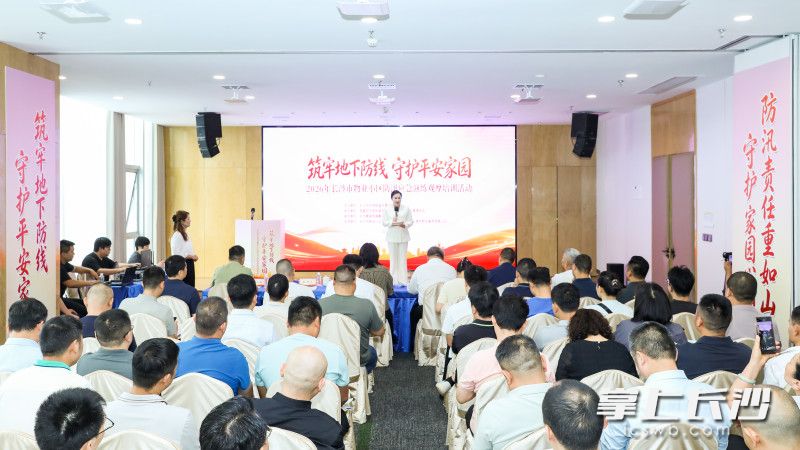 观摩培训活动将演练、点评、培训、互动融为一体，吸引了全市近200人现场参与。