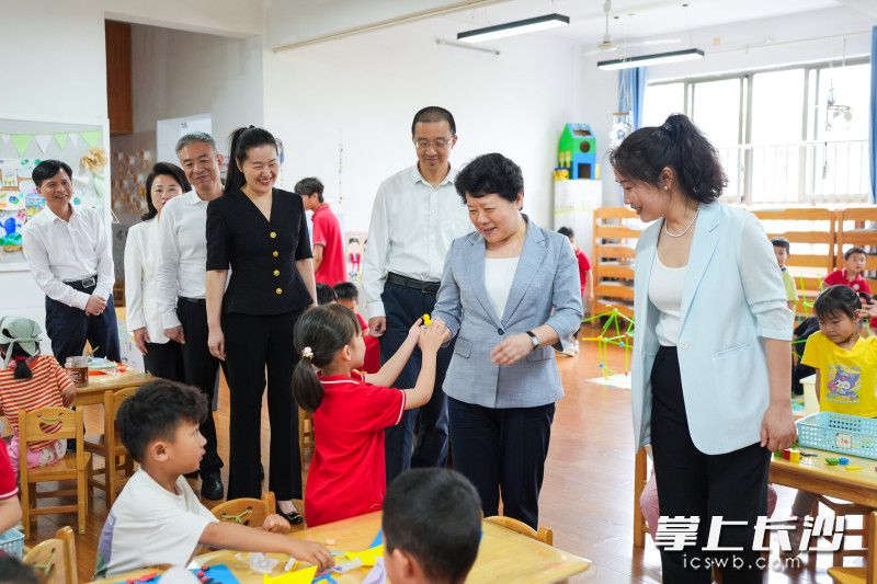 在“六一”国际儿童节到来之际，5月29日，省委常委、市委书记吴桂英走访调研小学和幼儿园，来到长沙市岳麓幼儿教育集团第三幼儿园。 长沙晚报全媒体记者 郭雨滴 摄