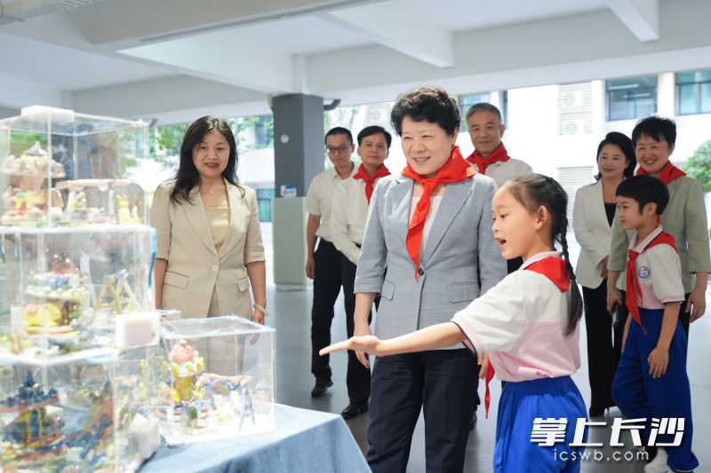 吴桂英来到长沙市实验小学马栏山文创学校。 长沙晚报全媒体记者 郭雨滴 摄