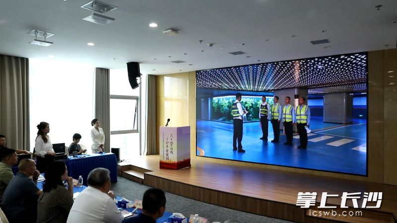 5月31日，长沙市住建局组织开展了物业小区防汛应急演练观摩培训活动，现场正在直播观摩旺德府物业的地下车库防汛实战演练。  均为长沙晚报全媒体记者董阳摄