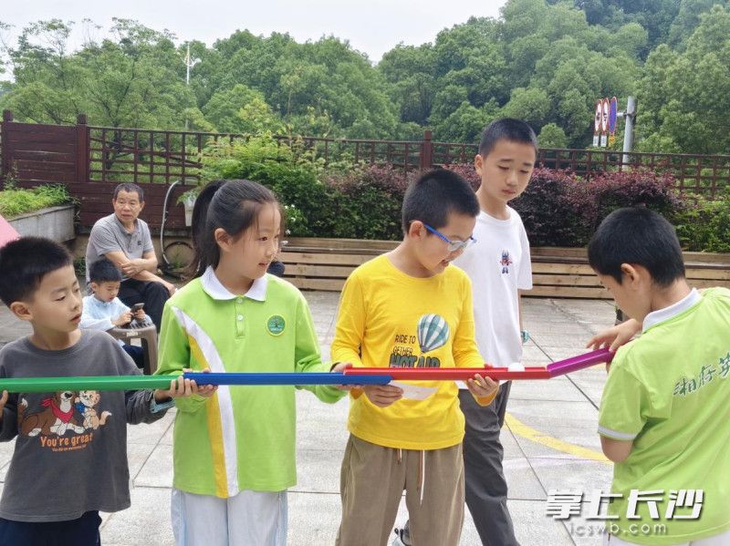 “珠行万里”赛道上，小组成员手托流水板紧密配合。