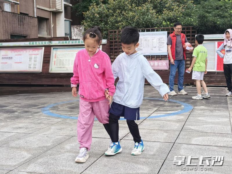 两两结对的小伙伴绑腿并肩玩“快乐袋鼠跳”。 均为长沙晚报通讯员杨东方 金洪琛供图