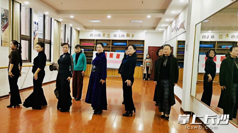 党群服务中心闲置空间变舞蹈练功房，“青春夜校”的舞蹈达人免费授课。